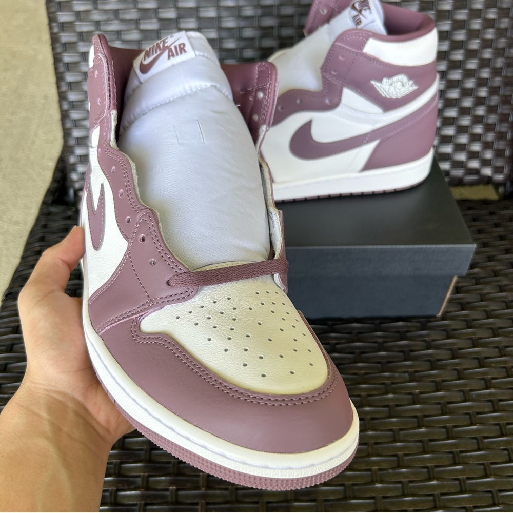 AIR JORDAN 1 RETRO OG HIGH MAUVE Size 13 - Picture 2 of 5